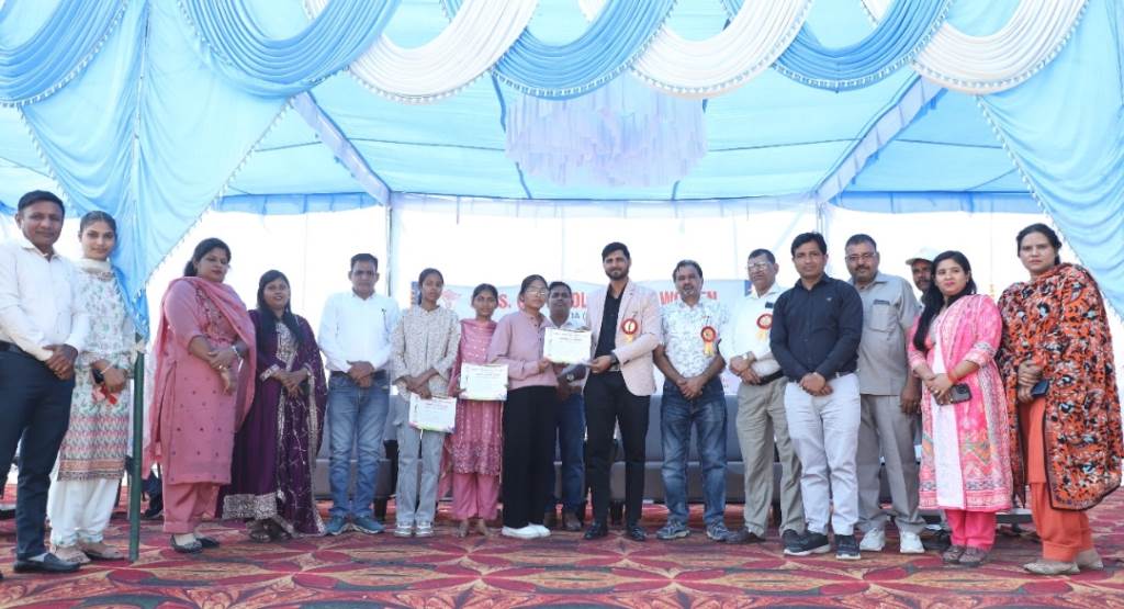 Khushpreet a student of Shaheed Davinder Singh College Ratia was selected as the best player in the 13th Annual Sports Competition